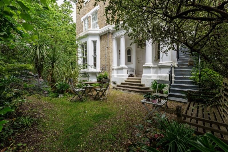 Apartment in London, Cottenham Park, Raynes Park - View 2