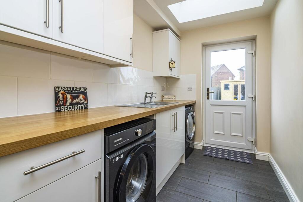 House in Newark and Sherwood, Farnsfield - More