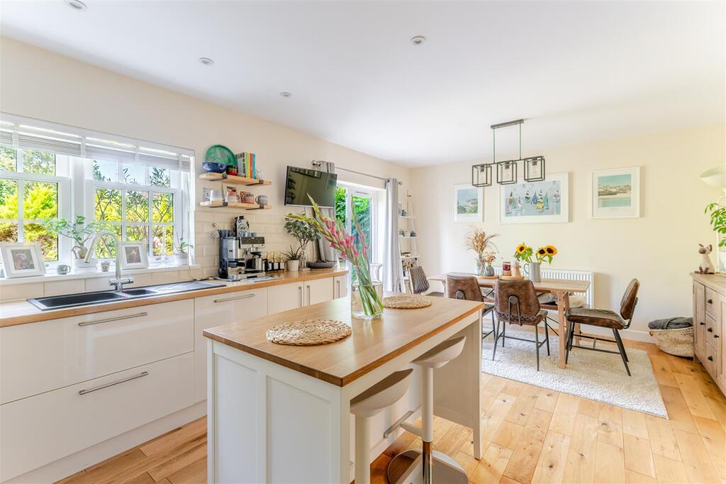 Exquisite and substantial three-bedroom home, ideally tucked away in the desirable village of Wrington photo 4