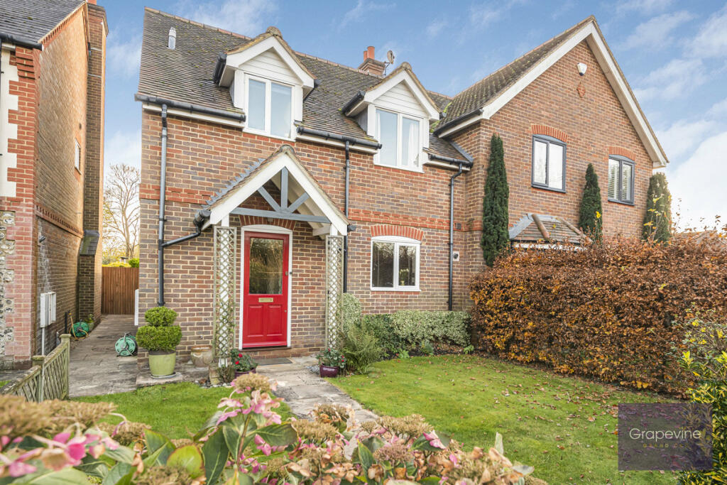 Floral Court Bath Road, Hare Hatch, RG10 photo 3