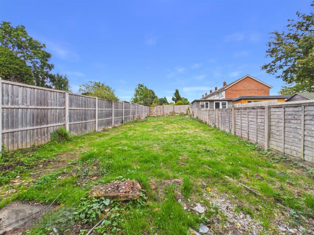 House in Crawley, Langley Green - More