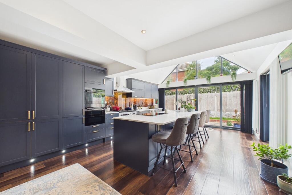 House in Bracknell - More
