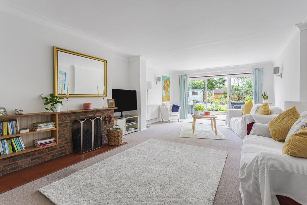 Saxonbury Avenue, Sunbury-on-Thames, Surrey, TW16 – další