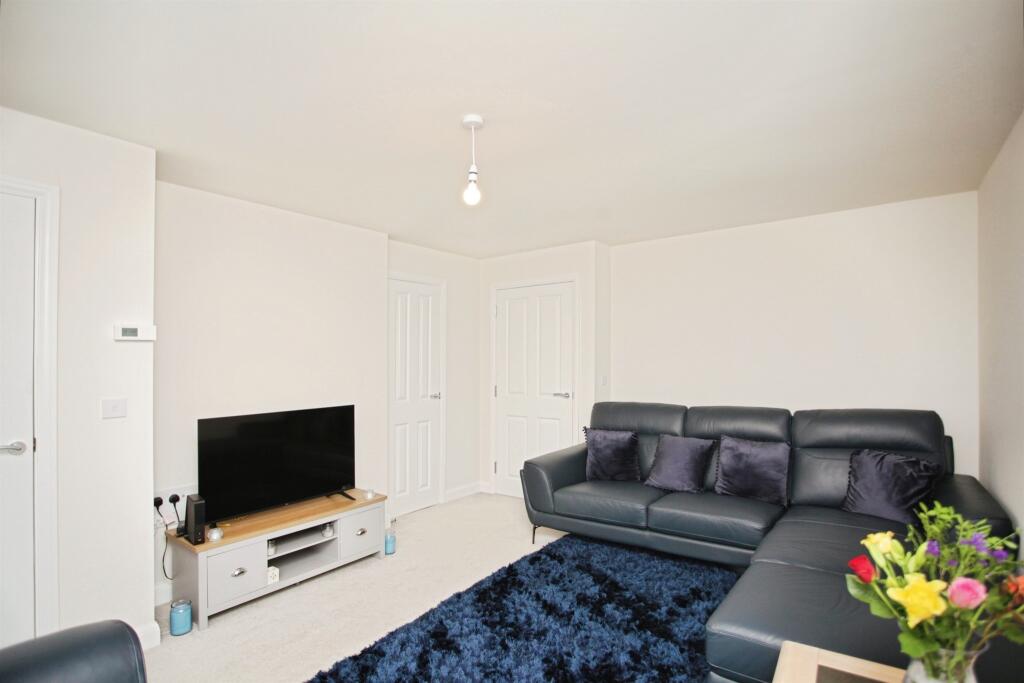 Station Avenue, Houlton, Rugby photo 3