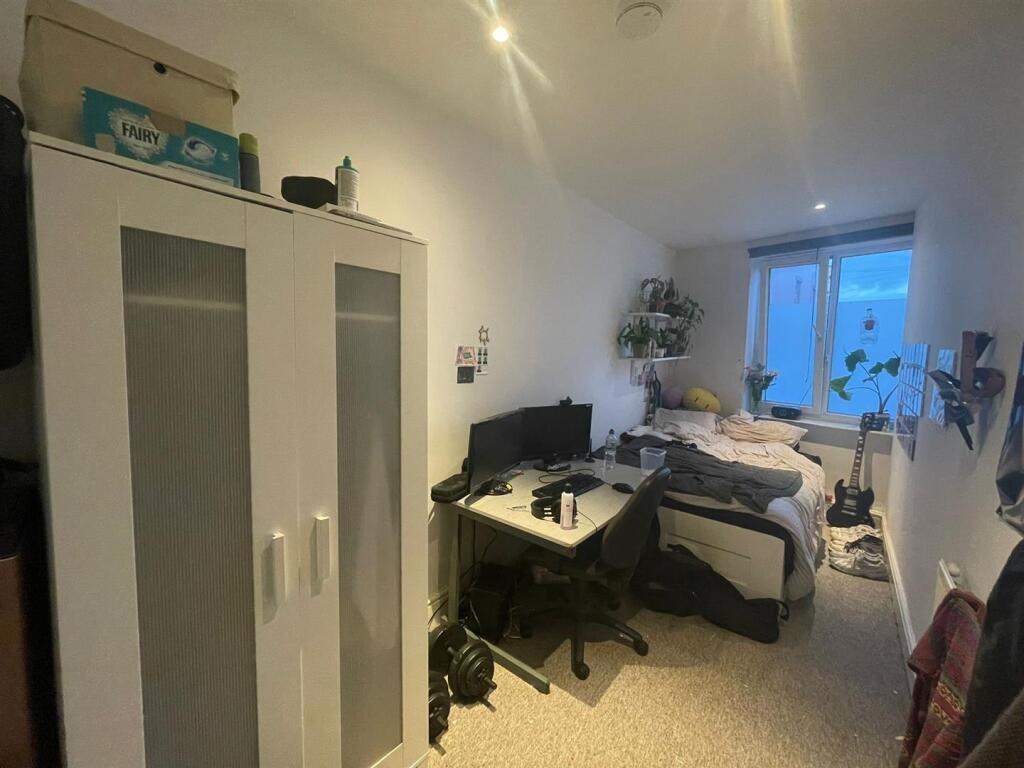 6 bedroom end of terrace house for rent