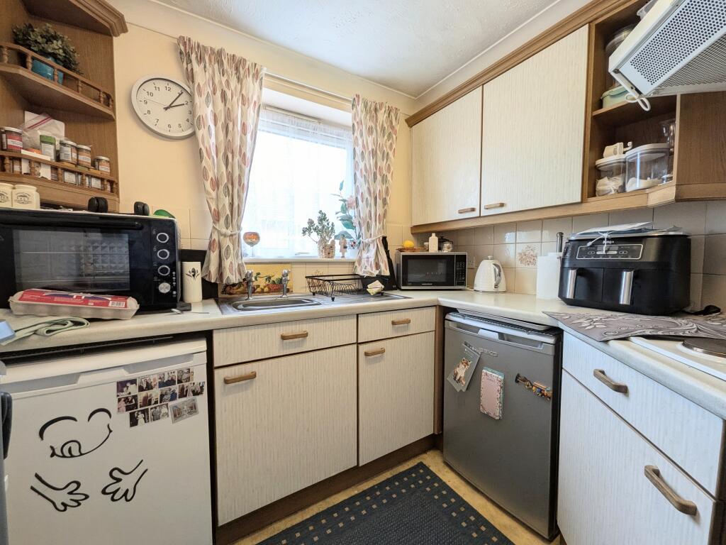 Apartment in Aylesbury, Buckinghamshire - View 5