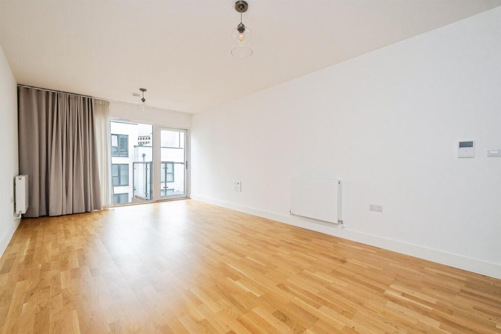 Apartment in Plymouth, Millbay - View 2