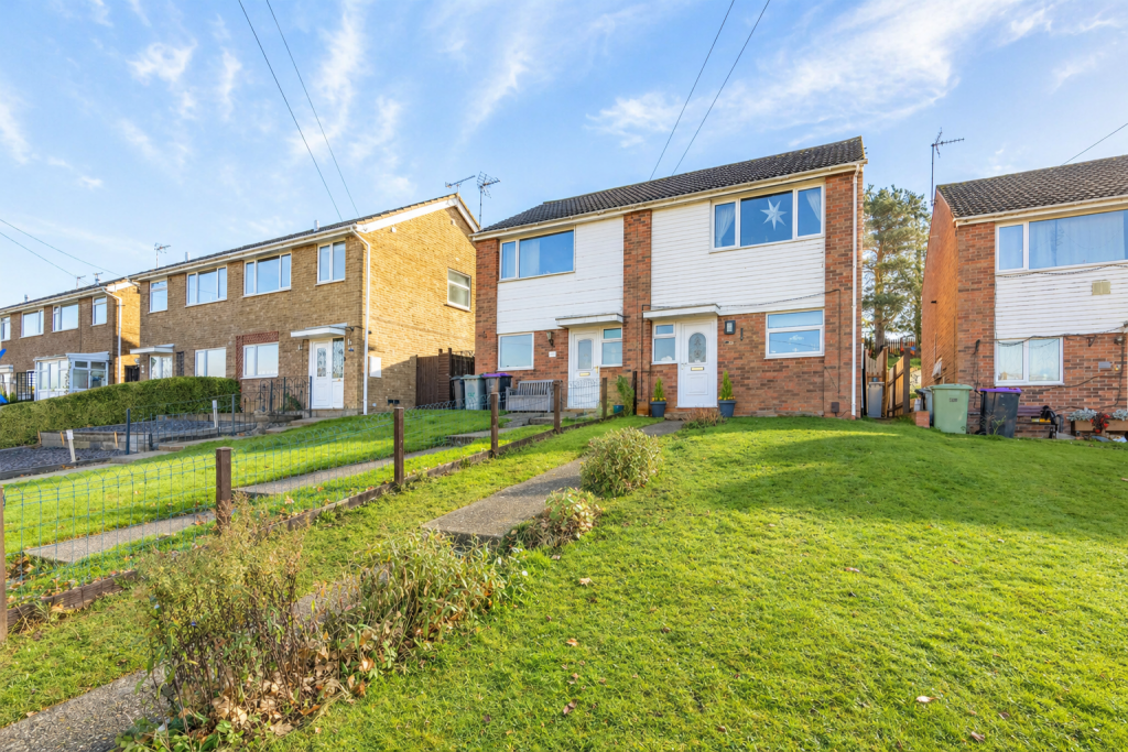 3-bed semi-detached on Fifth Avenue in Grantham, £170,000