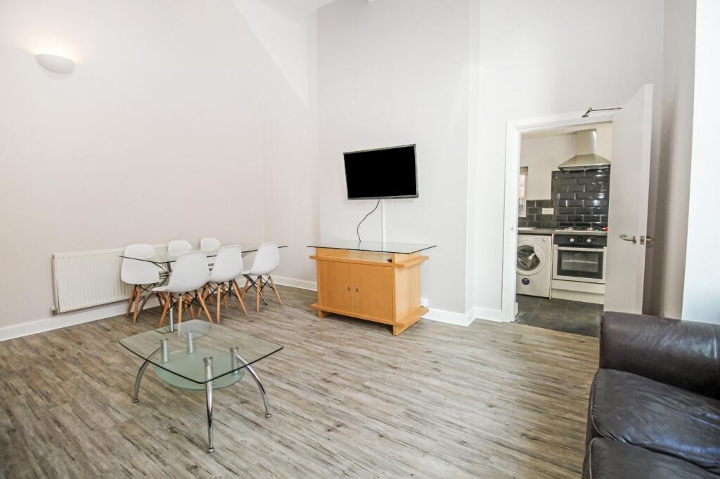 6 bedroom detached house for rent