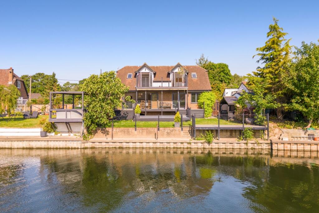 Main image of property: Ham Island Windsor SL4