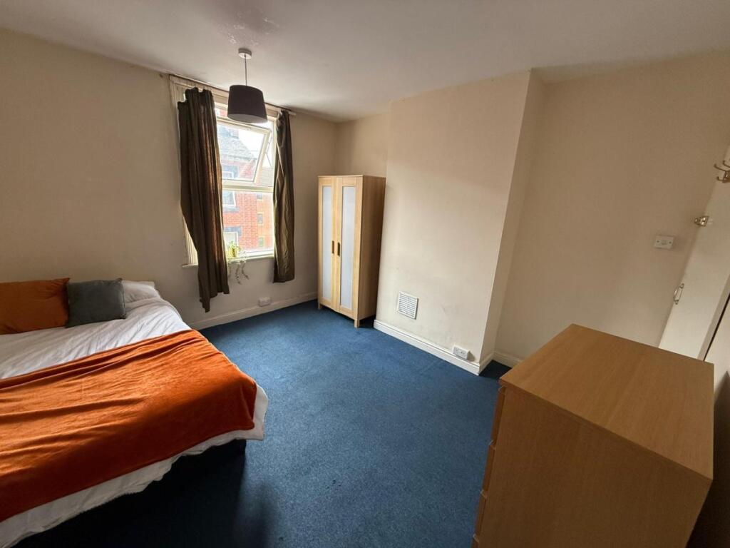 House in Leeds, West Yorkshire - View 2