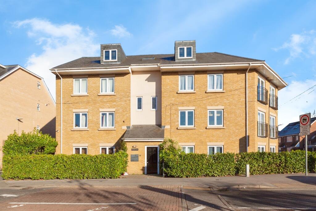 2-bed flat on Elliman Avenue, SLOUGH, £260,000