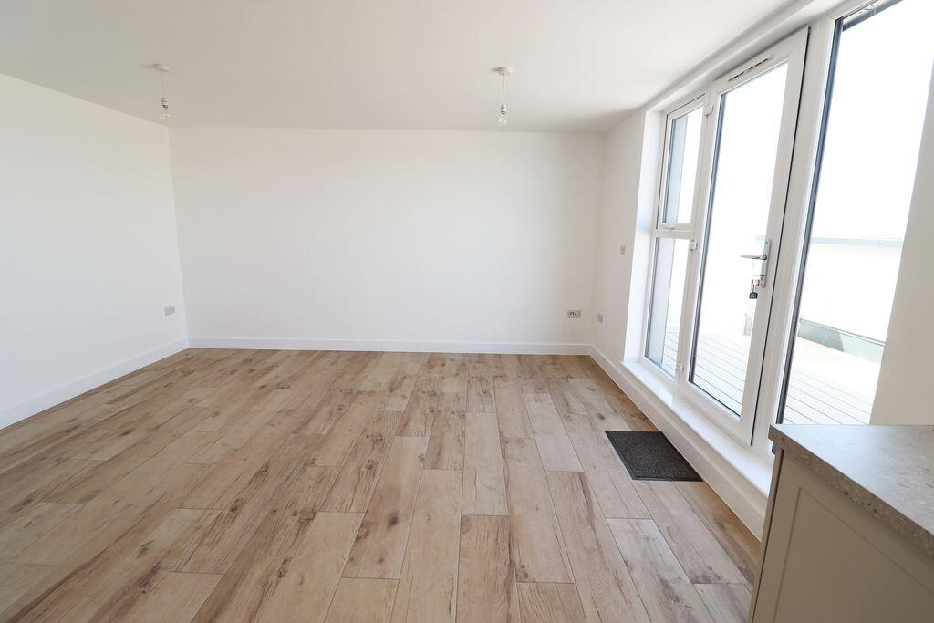 Apartment in Worthing, West Sussex - More