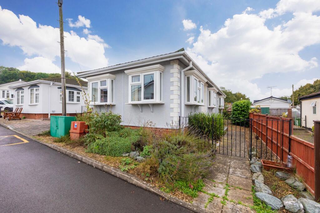 2-bed caravan on Marlow Road, Henley-On-Thames, RG9, £275,000