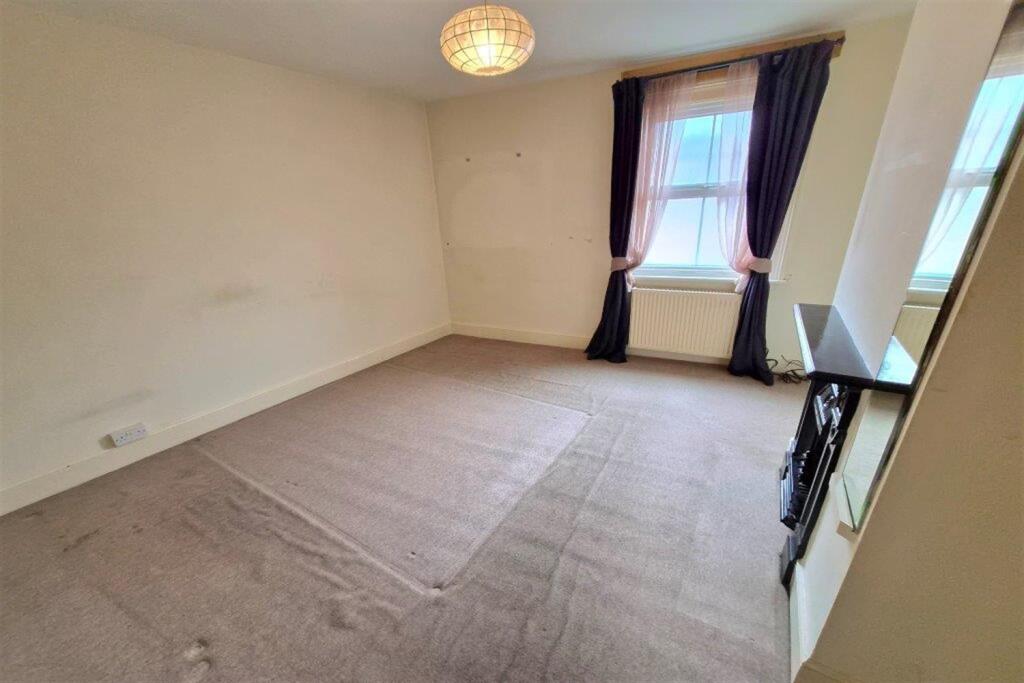3 bedroom Terraced House in Godalming photo 5