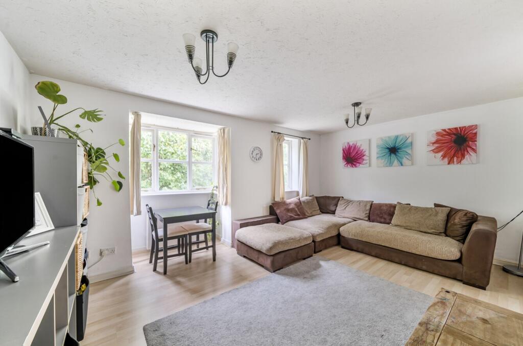 2-bed flat on Artesian Grove, Barnet, EN5, £300,000