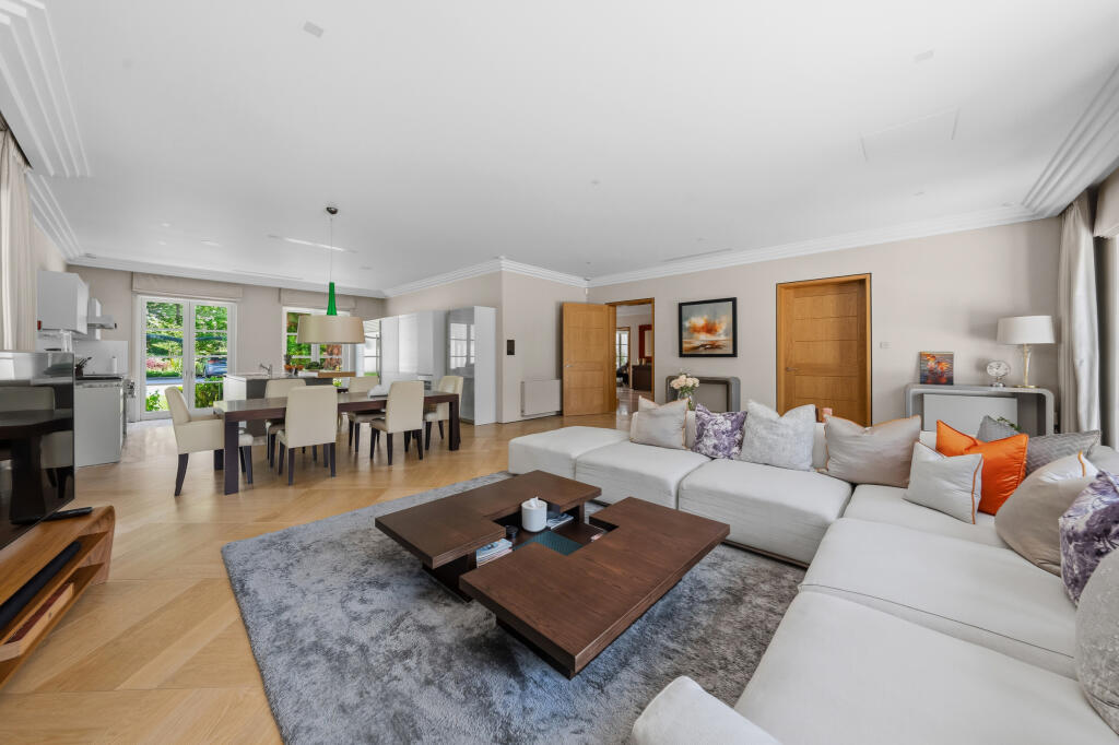 House in Runnymede, Surrey - More