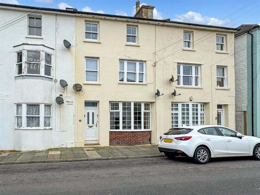 2-bed flat on Western Road, Littlehampton, £210,000