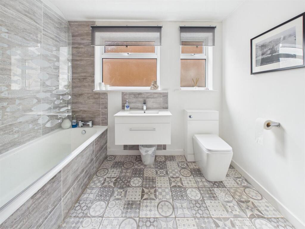 Shaftesbury Crescent, North Shields - More