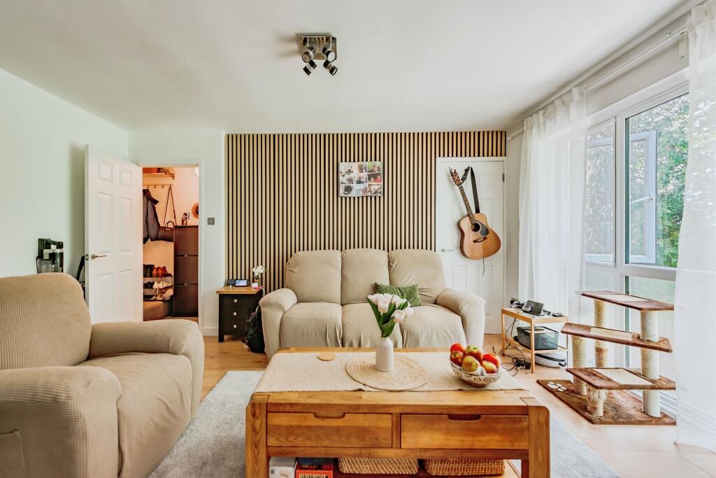 Apartment in Crawley, Worth - View 2