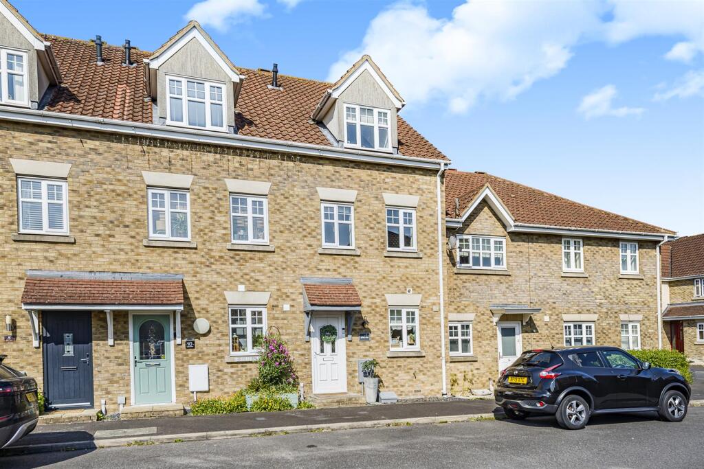 4-bed terraced on Sphinx Place, Dunstable, £375,000