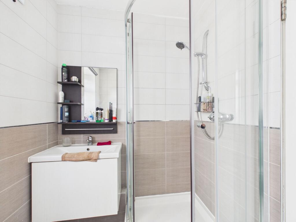 Apartment in Gloucester, Gloucestershire - View 5