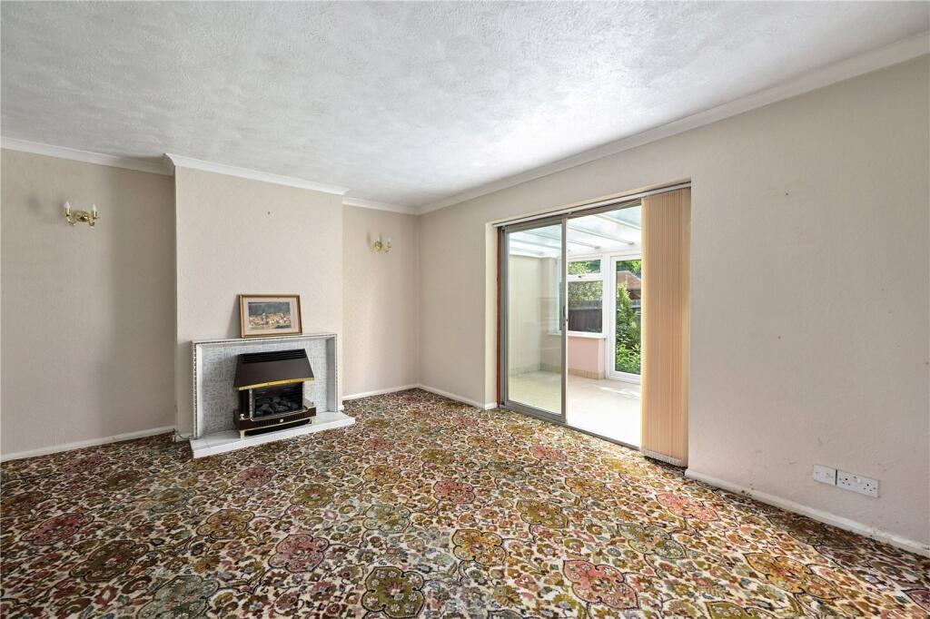 Wentworth Crescent, Ash Vale, Guildford, Surrey, GU12 photo 4