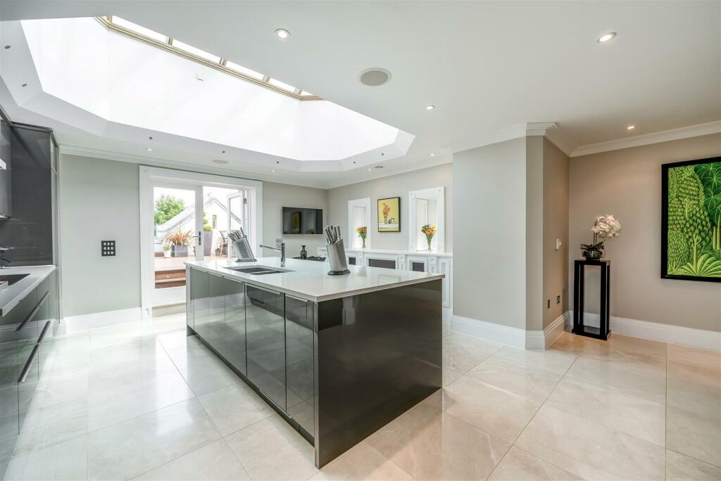 Woodland Way, Kingswood photo 3
