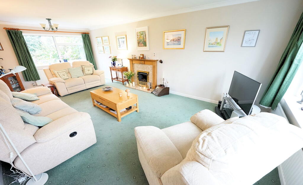 Uncombe Close, a mature setting in a sought after part of Backwell photo 3