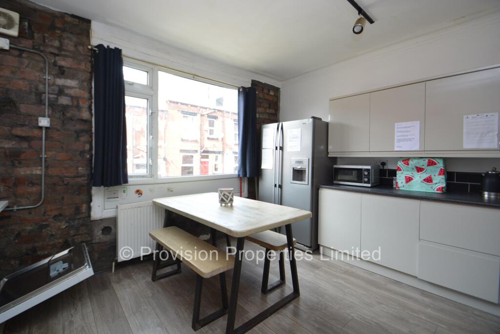8 bedroom terraced house for rent