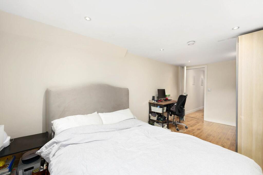 Apartment in London - More