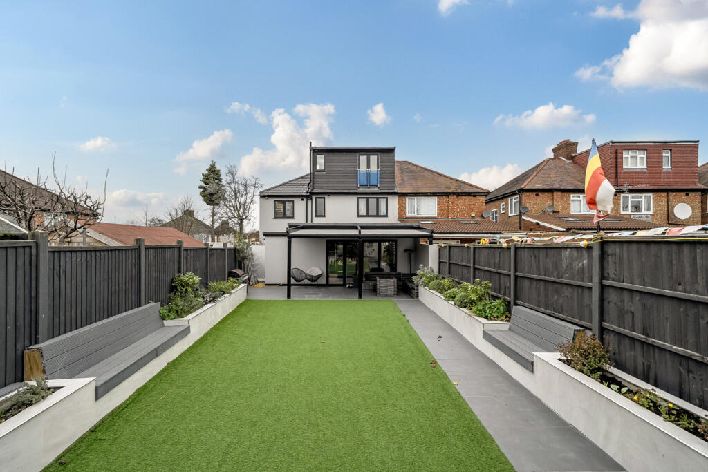 Briar Crescent, Northolt photo 2