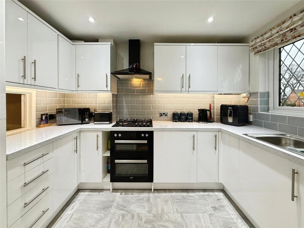 Wargrove Drive, College Town, Sandhurst, Berkshire, GU47 photo 3