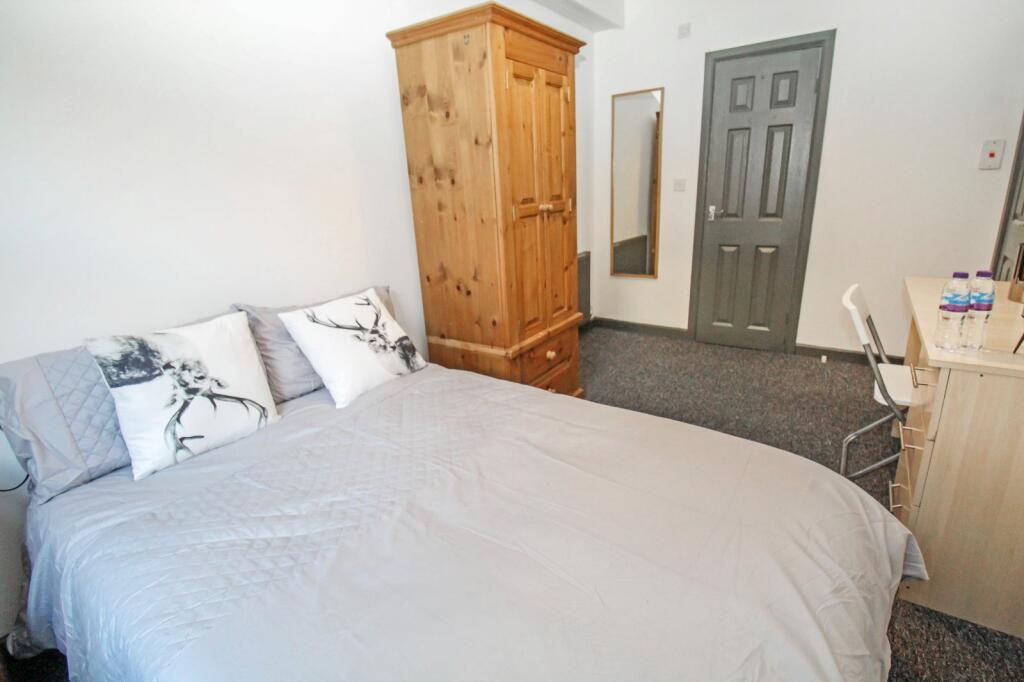 House in Leeds, West Yorkshire - View 5