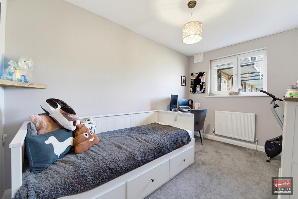 Apartment in Sunbury-on-Thames, Surrey - More