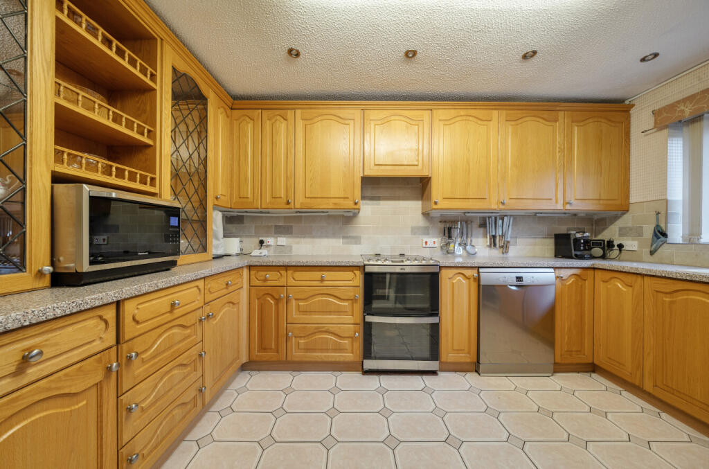 Turnpike Close, Worcester, Worcestershire - View 5