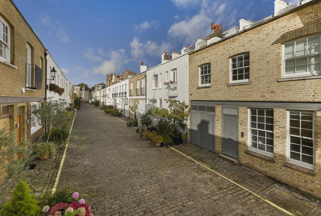 Main image of property: 39, Hyde Park Gardens Mews, Hyde Park, London, W2 2NX