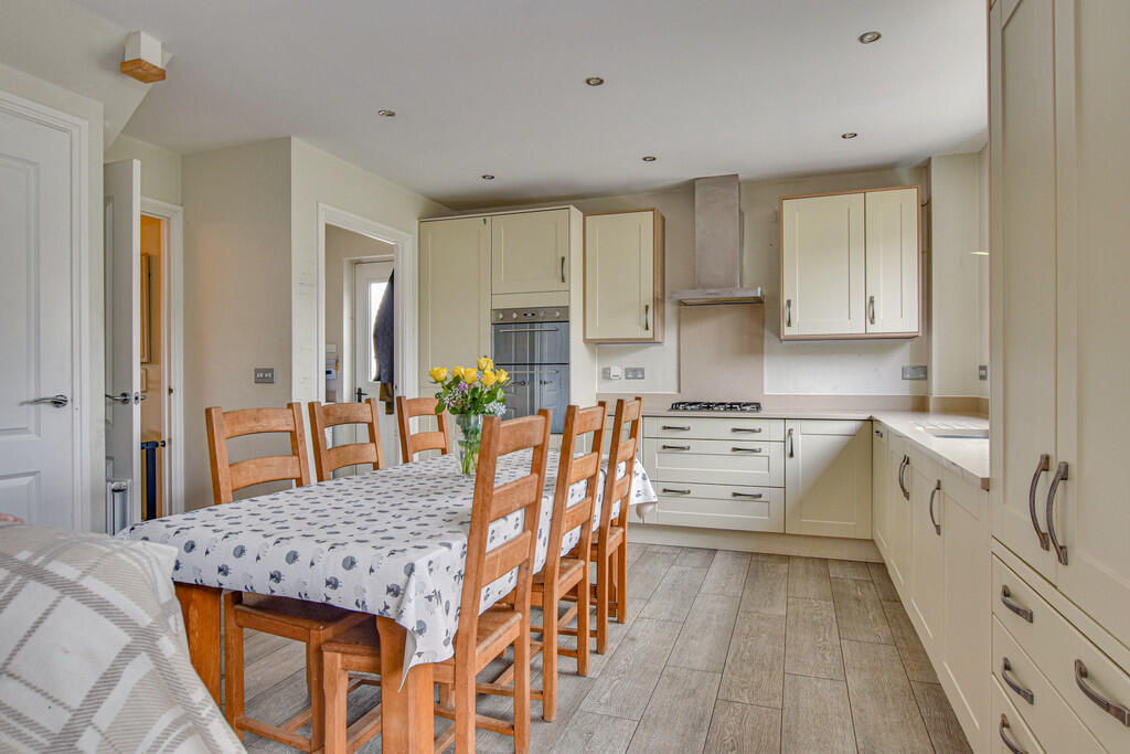 House in Uttlesford, Great Dunmow - More