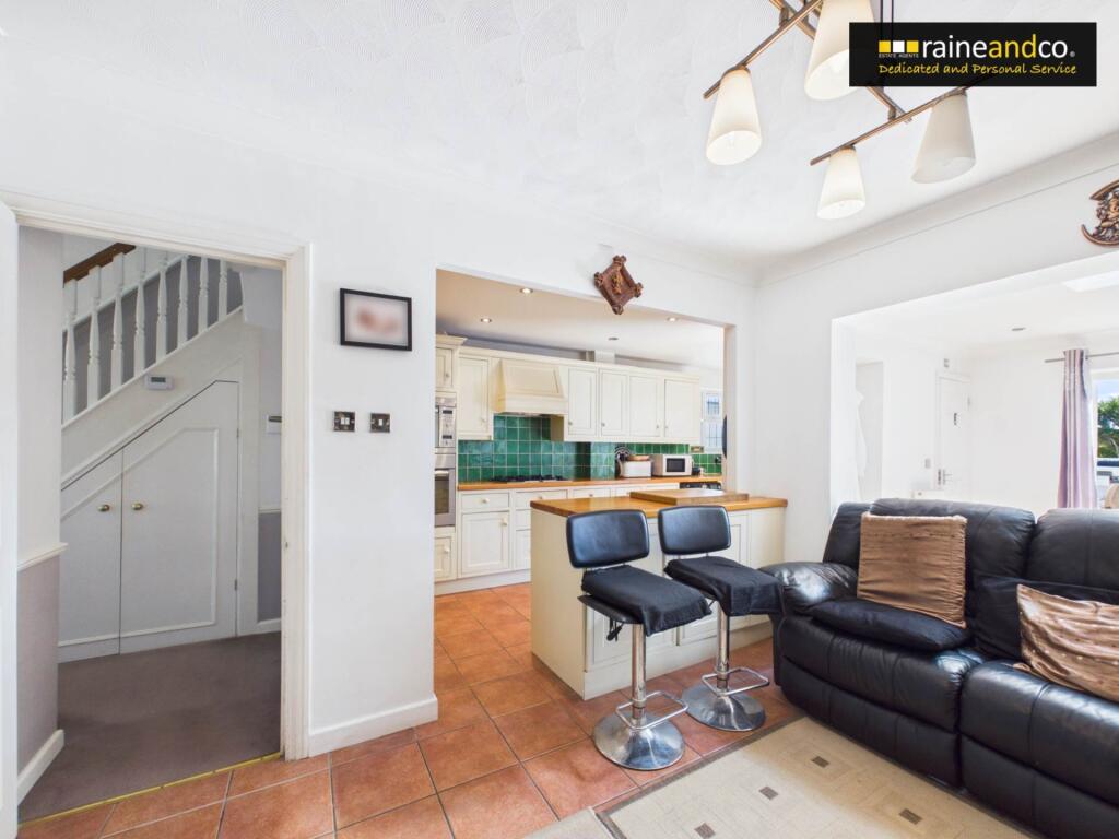 House in Potters Bar, Ganwick Corner - More