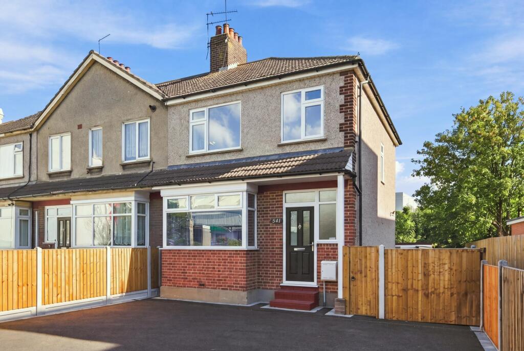 Main image of property: LONDON ROAD, South Stifford, Grays