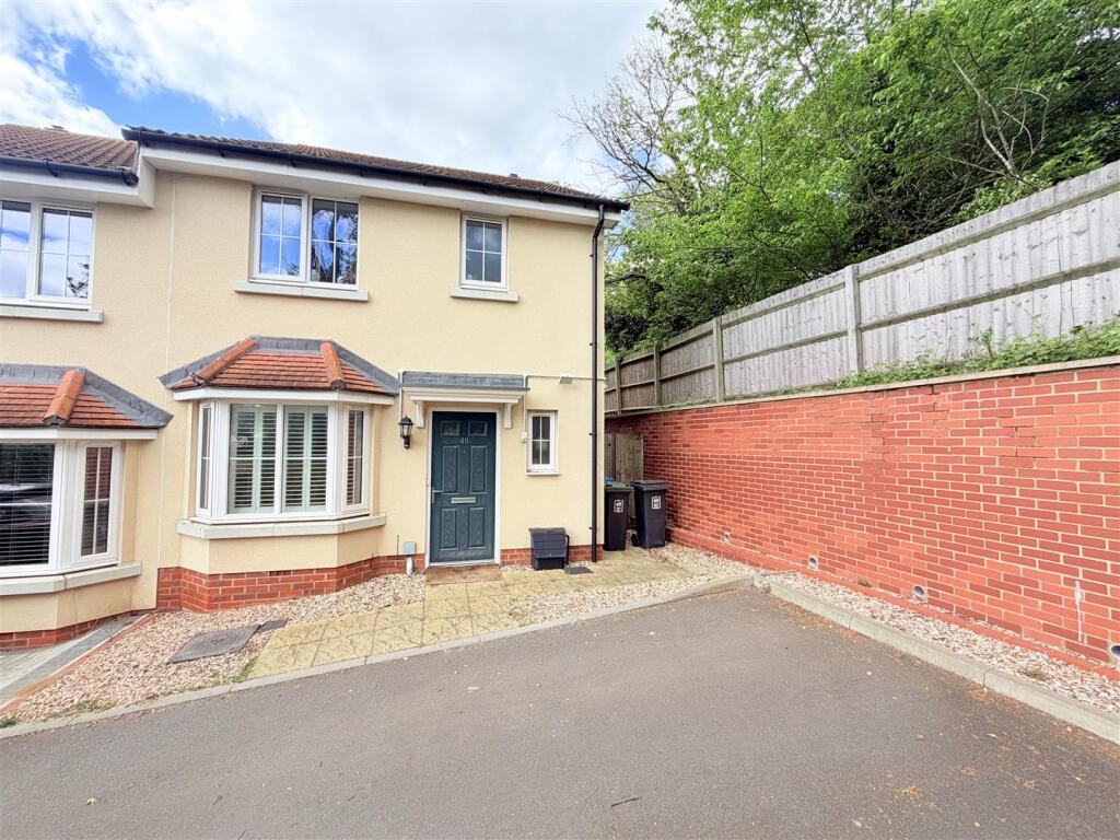 3-bed semi-detached on Wagtail Drive, Stowmarket, £270,000