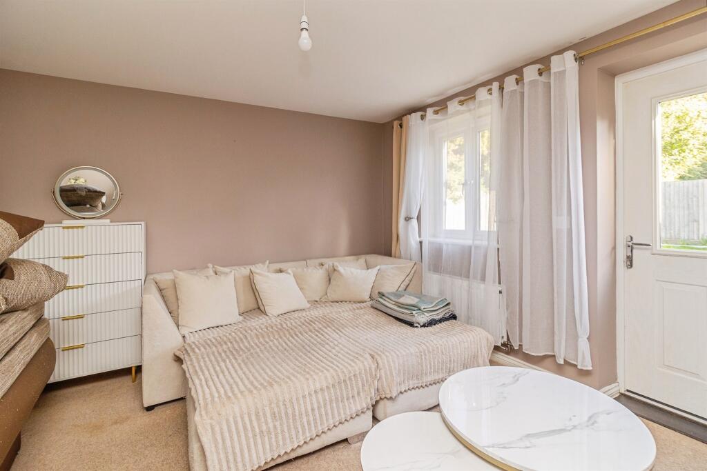 House in Houghton Regis, Central Bedfordshire - View 3