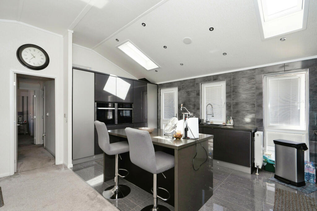 Billingshurst, West Sussex, RH14 photo 2