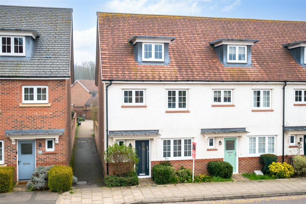 Main image of property: Sparrowhawk Way, Bracknell, Berkshire, RG12