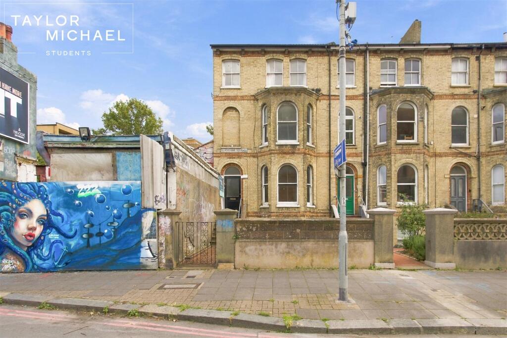6 bedroom flat for rent