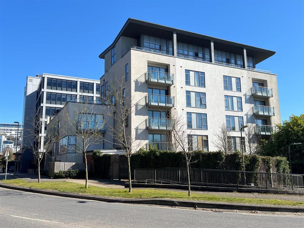 2-bed flat on Alencon Link, Basingstoke, £250,000
