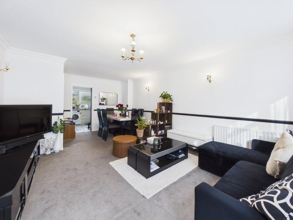 2-bed flat on Fordbridge Road, Ashford, Surrey, TW15, £365,000
