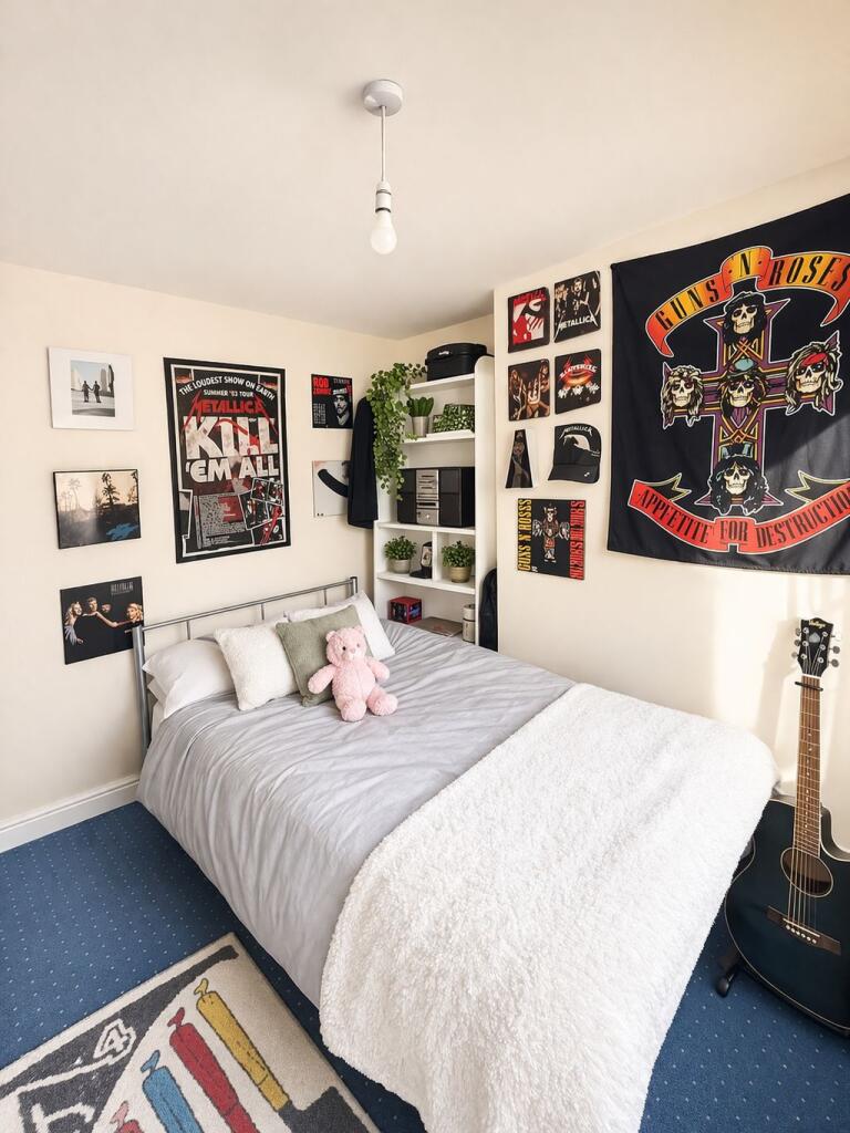 House in Nottingham, Nottinghamshire - More