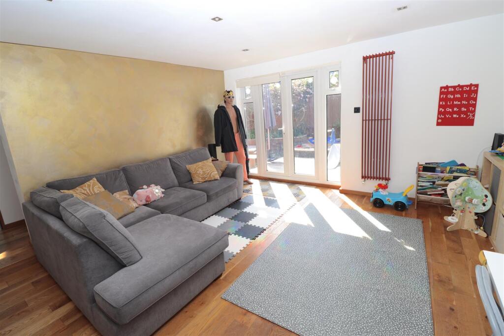 House in London, Pilgrim Estate, Hanwell - View 3