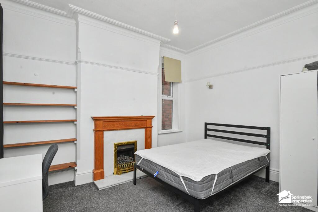 House in Nottingham, Nottinghamshire - More